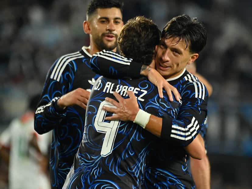 Julián Álvarez, de espaldas con la camiseta 9, se abraza con sus compañeros de la Selección en el Monumental