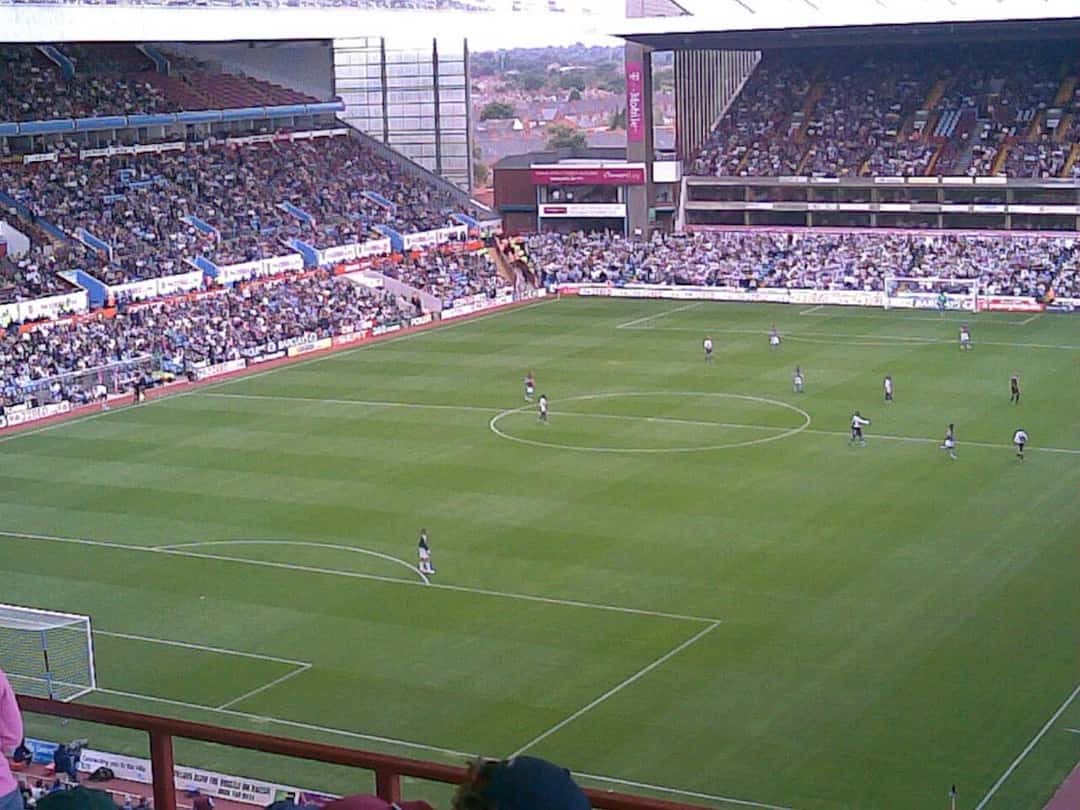 Las tribunas de Villa Park, el estadio del Aston Villa, con la cancha verde y el público durante un partido; foto de archivo de 2006 (foto: T3rotm, Wikimedia Commons, licencia CC BY-SA 3.0)