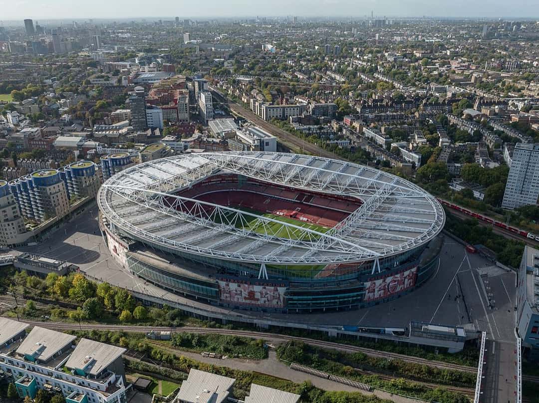 Vista aérea del Emirates Stadium, el estadio del Arsenal, en el norte de Londres, con la cancha y las tribunas rojas; foto de archivo de octubre de 2022 (foto: Arne Müseler, Wikimedia Commons, licencia CC BY-SA 3.0 DE)