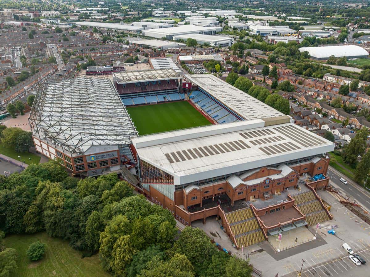 Vista aérea de Villa Park, el estadio del Aston Villa, con la cancha verde y los techos de las tribunas; foto de archivo de agosto de 2023 (foto: Arne Müseler, Wikimedia Commons, licencia CC BY-SA 3.0 DE)