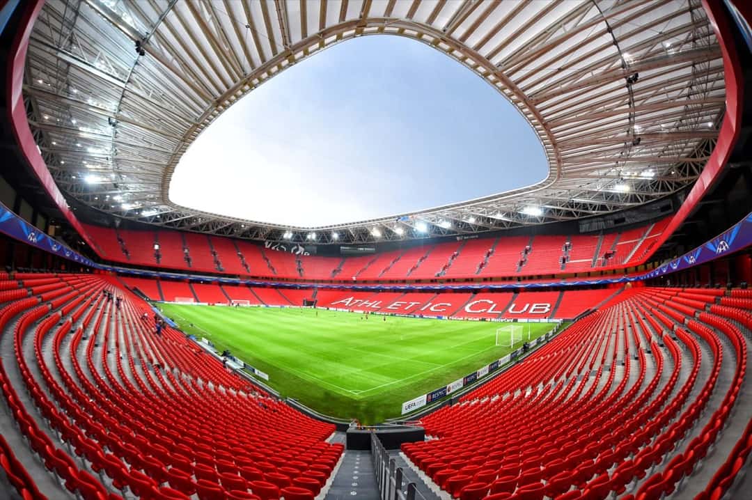 Las tribunas rojas de San Mamés y la cancha vistas desde lo alto, con el techo blanco que rodea el estadio; foto de archivo (foto: Валерий Дед, Wikimedia Commons, licencia CC BY 3.0)