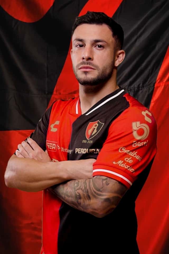 Milton Valenzuela, lateral argentino del Atlas, posa de brazos cruzados con la camiseta rojinegra del club; foto oficial de archivo de la temporada 2026 (foto: Atlas FC)