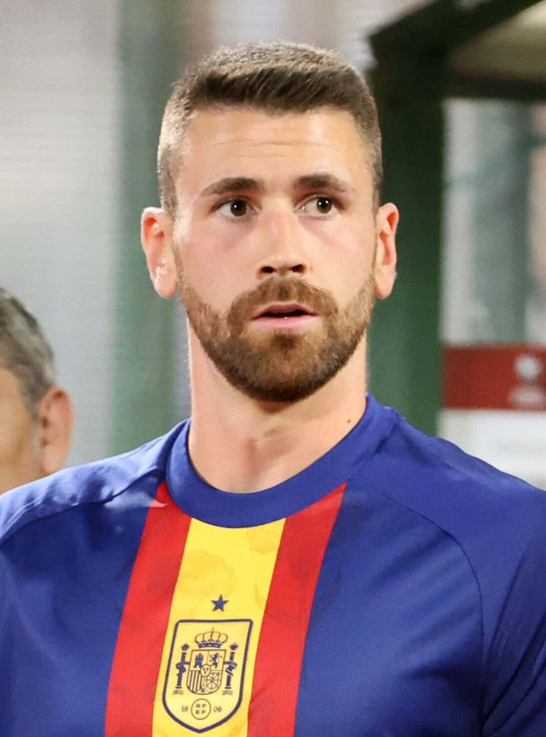 Unai Simón, con la camiseta azul de la selección de España y el escudo en el pecho, antes de un partido de Eliminatorias en Sofía; foto de archivo del 4 de septiembre de 2025 (foto: Biso, Wikimedia Commons, licencia CC BY-SA 4.0)