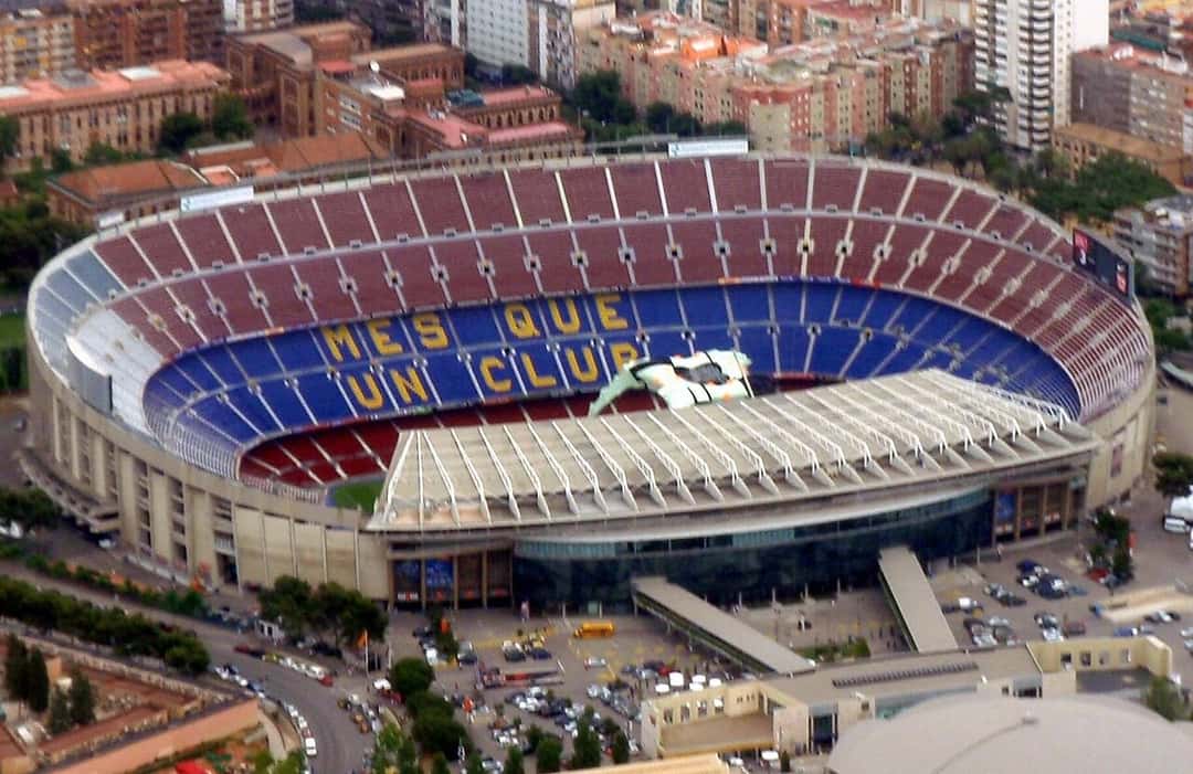 Vista aérea del viejo Camp Nou, con las tribunas azules y granates y la frase «Més que un club», antes de la reforma del estadio; foto de archivo de junio de 2009 (foto: Oh-Barcelona.com, Wikimedia Commons, licencia CC BY 2.0)