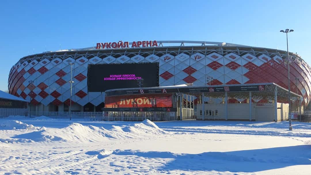 Fachada del estadio Lukoil Arena, la cancha de Spartak de Moscú, con su revestimiento de rombos blancos y rojos, en un día de nieve. Foto: Brateevsky, enero de 2024, licencia CC BY-SA 4.0, vía Wikimedia Commons