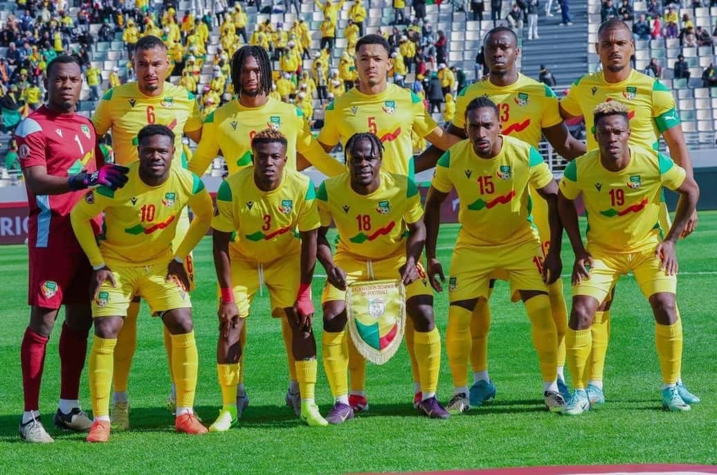 Los once titulares de Benín, con camiseta amarilla, posan para la foto de equipo en un partido de la Copa Africana de Naciones Marruecos 2025 (foto de archivo de la Federación de Fútbol de Benín)