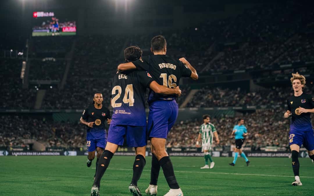 Eric García, con el número 24, y Rodri, con el 16, se abrazan de espaldas para festejar el cuarto gol del Barcelona en La Cartuja (foto: prensa FC Barcelona)