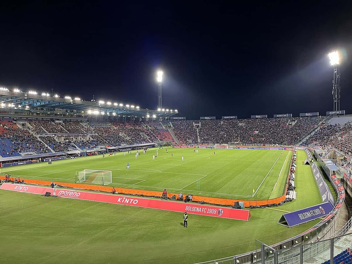 Vista nocturna del estadio Renato Dall'Ara de Bologna, con las tribunas llenas y los reflectores encendidos durante un partido de la Serie A; foto de archivo de 2022 (foto: Vincenzo.togni, Wikimedia Commons, licencia CC BY-SA 4.0)