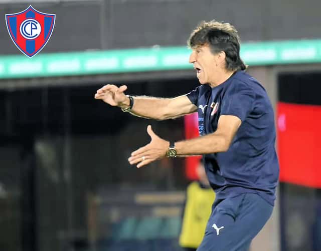 Gustavo Costas, entrenador de Cerro Porteño, da indicaciones desde el costado de la cancha durante un partido del Clausura paraguayo; foto de archivo de octubre de 2026 (foto: prensa oficial de Cerro Porteño)