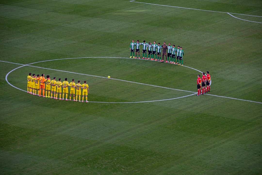 Los planteles del Betis y del Girona, formados en el círculo central antes de un partido de LaLiga en noviembre de 2025; foto de archivo (foto: Anual, Wikimedia Commons, licencia CC BY-SA 4.0)