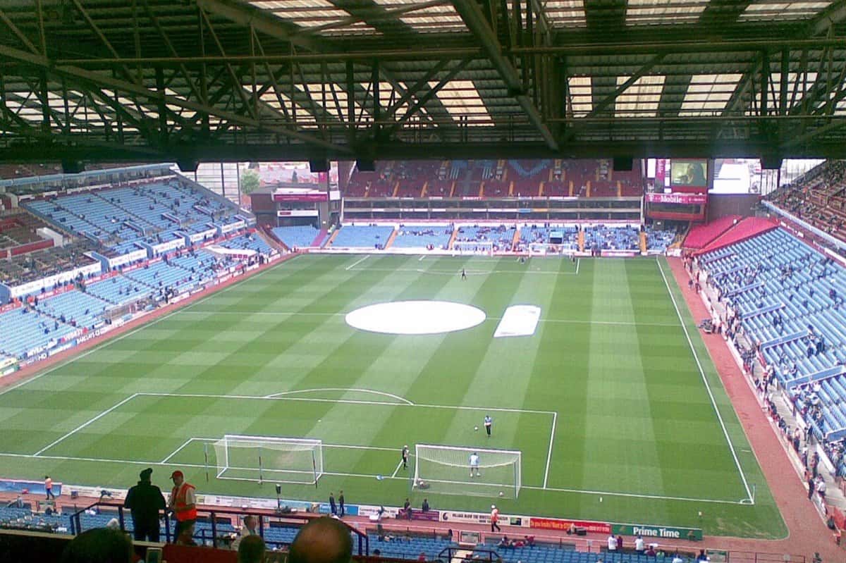 Villa Park, la cancha del Aston Villa en Birmingham, vista desde lo alto de la tribuna Holte End, con el campo de juego y las tribunas de enfrente; foto de archivo de abril de 2007 (foto: Everlast1910, Wikimedia Commons, dominio público)