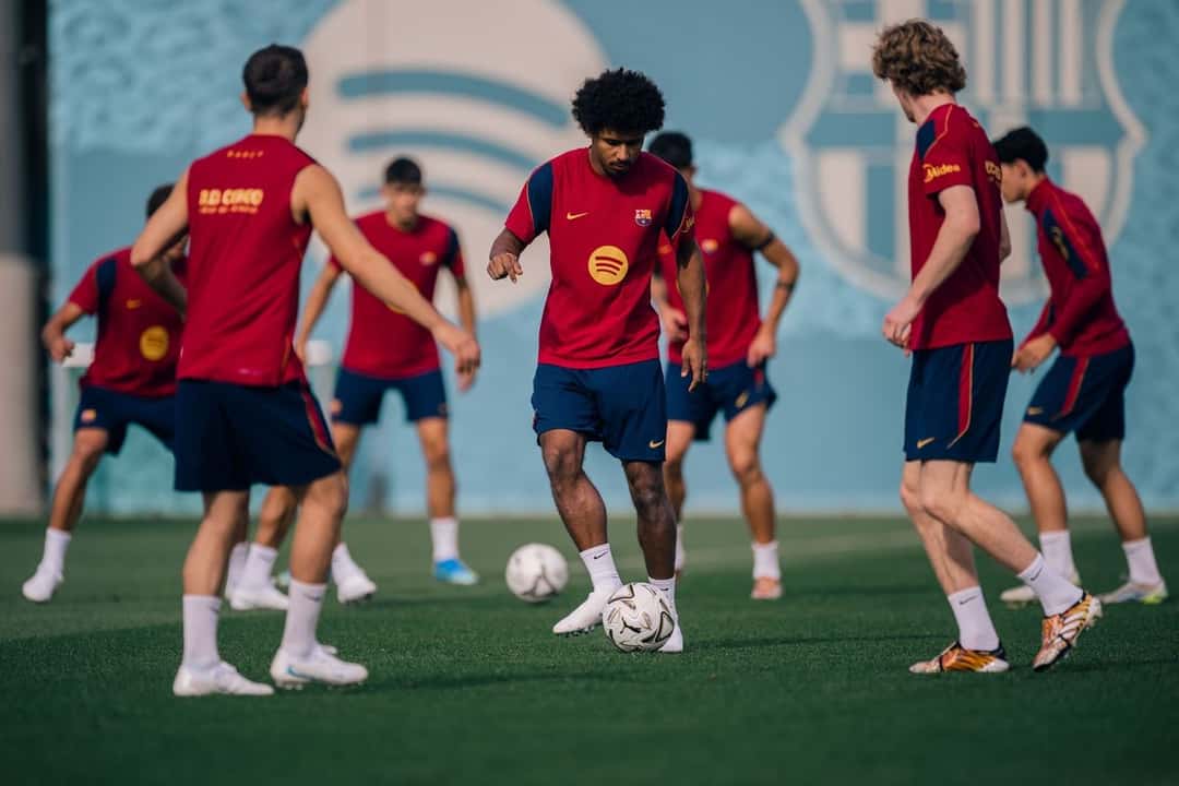 Jugadores del Barcelona hacen un ejercicio con pelota en el entrenamiento del viernes 23 de octubre en la Ciutat Esportiva Joan Gamper (foto: FC Barcelona)