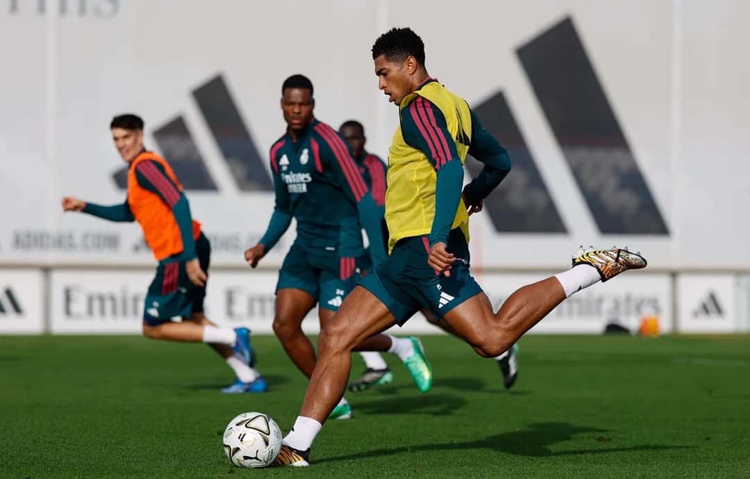 Jugadores del Real Madrid, con ropa de entrenamiento verde y pecheras naranjas, en la práctica del viernes 23 de octubre en la Ciudad Real Madrid (foto: Real Madrid)