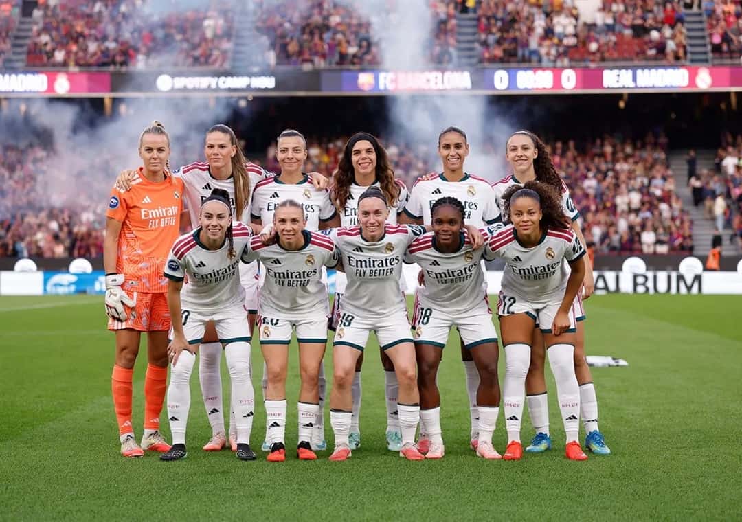 Las titulares del Real Madrid posan antes del clásico de la Liga F en el Spotify Camp Nou. Foto: Real Madrid C. F.