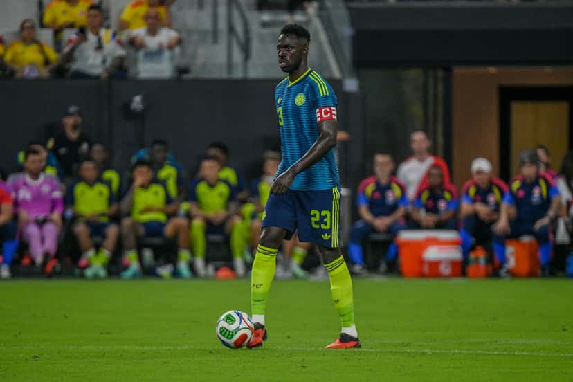 Dávinson Sánchez, capitán de Colombia con la camiseta 23, controla la pelota frente al banco de suplentes en el Nu Stadium de Miami (foto: prensa oficial de la Federación Colombiana de Fútbol)