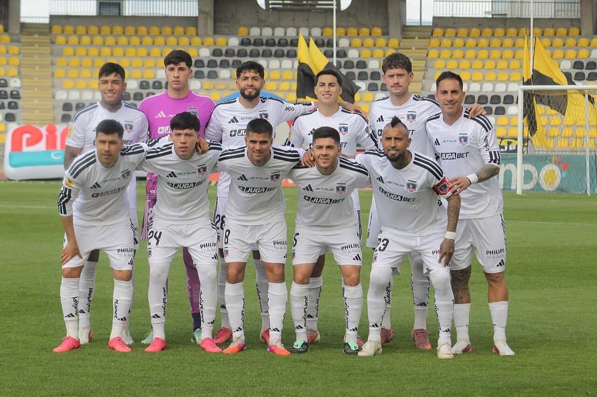 La formación titular de Colo-Colo, con camiseta blanca, posa antes de un partido de la Liga de Primera 2026 ante Coquimbo Unido; foto de archivo de octubre de 2026 (foto: Cavilese, Wikimedia Commons, licencia CC BY-SA 4.0)