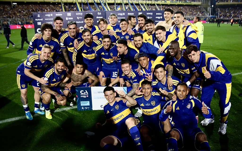 El plantel de Boca festeja en el campo con el cartel oficial de la Copa Argentina que lo marca como semifinalista
