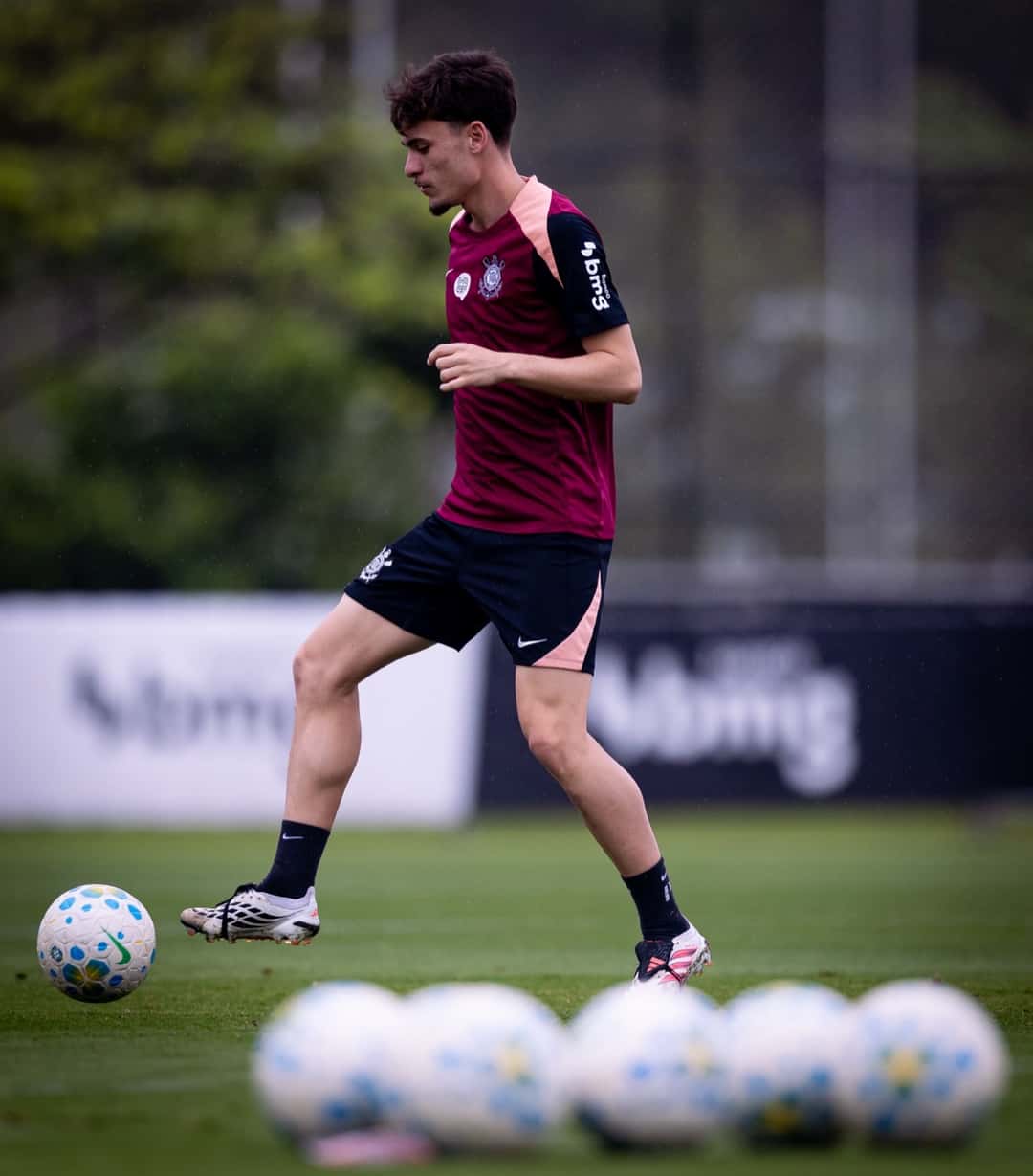 Un jugador de Corinthians, con la camiseta bordó de entrenamiento, toca la pelota en una práctica del plantel durante la semana previa al partido; foto de archivo de octubre de 2026 (foto: Rodrigo Coca, Agência Corinthians)