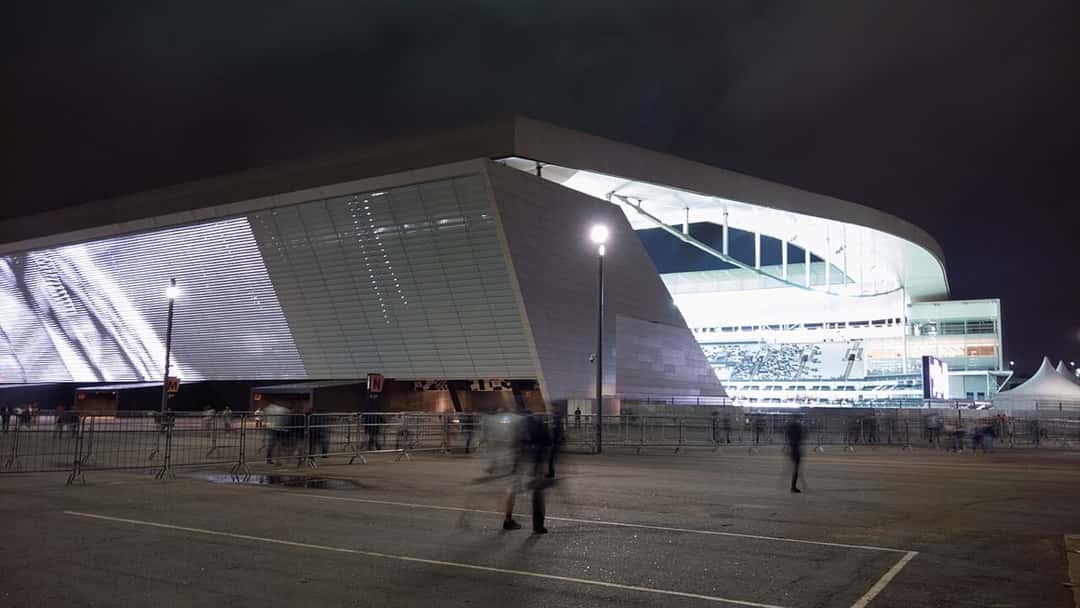 Vista exterior de la Neo Química Arena, el estadio de Corinthians en San Pablo, iluminada de noche; foto de archivo de febrero de 2018 (foto: Jorge Morales Piderit, Wikimedia Commons, dominio público CC0)