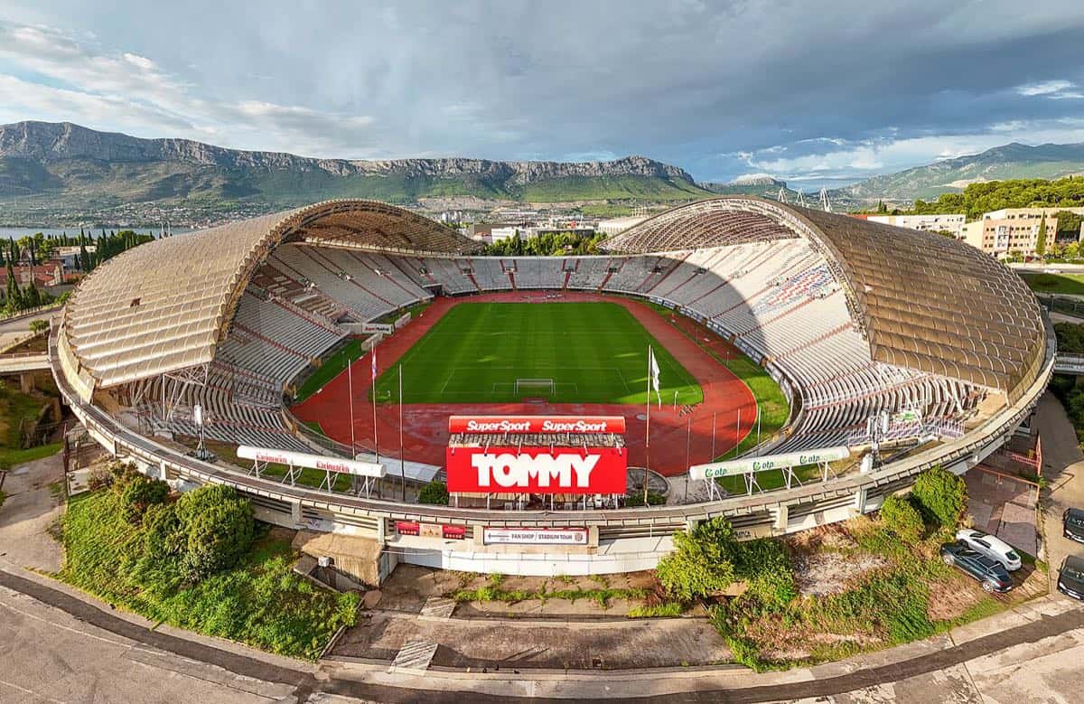 Vista aérea del Stadion Poljud de Split, con su techo en forma de concha y los montes Kozjak de fondo; foto de archivo de septiembre de 2024 (foto: Quintin Soloviev, Wikimedia Commons, licencia CC BY 4.0)
