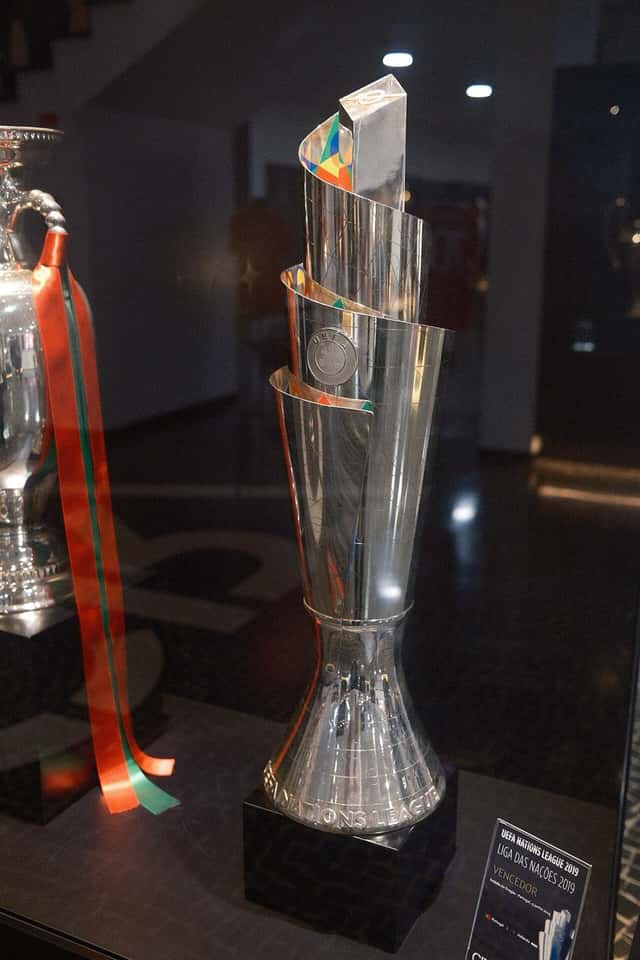 El trofeo de la UEFA Nations League, exhibido en una vitrina del Museu CR7 de Funchal, Portugal (foto: Tkotw12, Wikimedia Commons, licencia CC BY-SA 4.0)