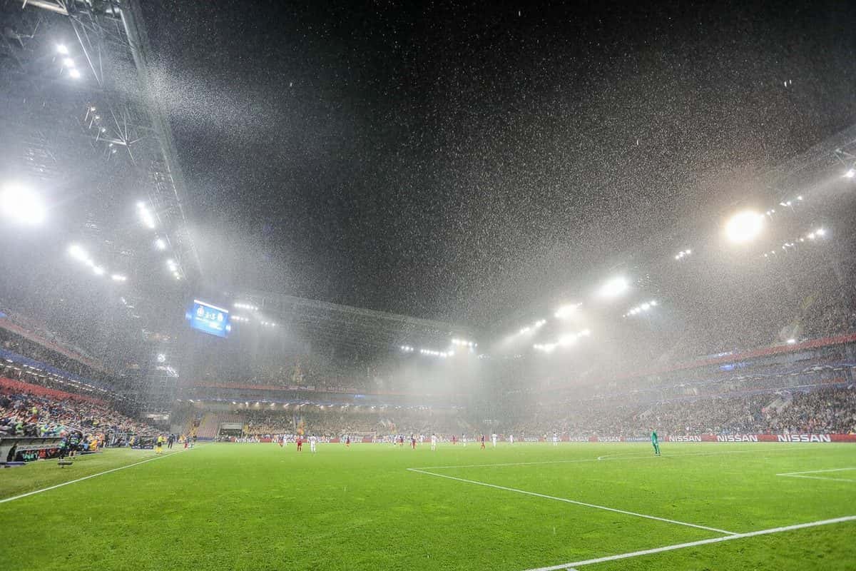 El interior del VEB Arena, la cancha del CSKA de Moscú, iluminado de noche y bajo la lluvia durante un partido; foto de archivo de agosto de 2017 (foto: Dmitriy Golubovich, Wikimedia Commons, licencia CC BY-SA 3.0)