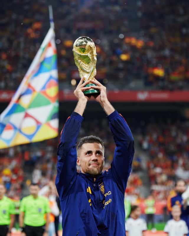 Rodri levanta la Copa del Mundo con las dos manos ante la tribuna del Nuevo Carlos Tartiere antes del partido entre España y Chequia