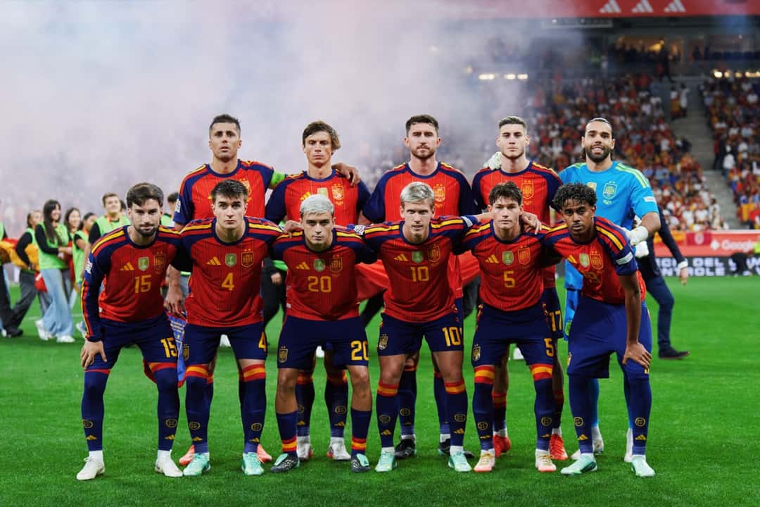 El once titular de España posa para la foto oficial en el césped del Nuevo Carlos Tartiere antes de enfrentar a Chequia