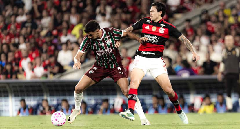 Pedro, con la camiseta rojinegra del Flamengo, pelea la pelota de espaldas con un defensor de Fluminense en el Maracaná (foto: Marina Garcia / Fluminense FC)