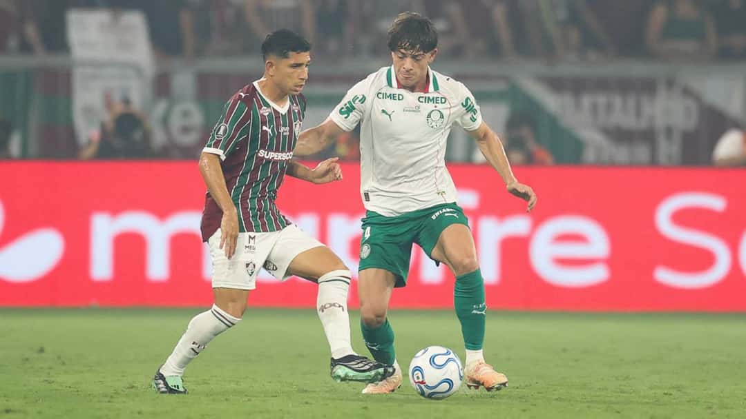 El argentino Agustín Giay, con la camiseta blanca del Palmeiras, maneja la pelota ante la marca de un jugador de Fluminense en el Maracaná (foto: Cesar Greco / Palmeiras)