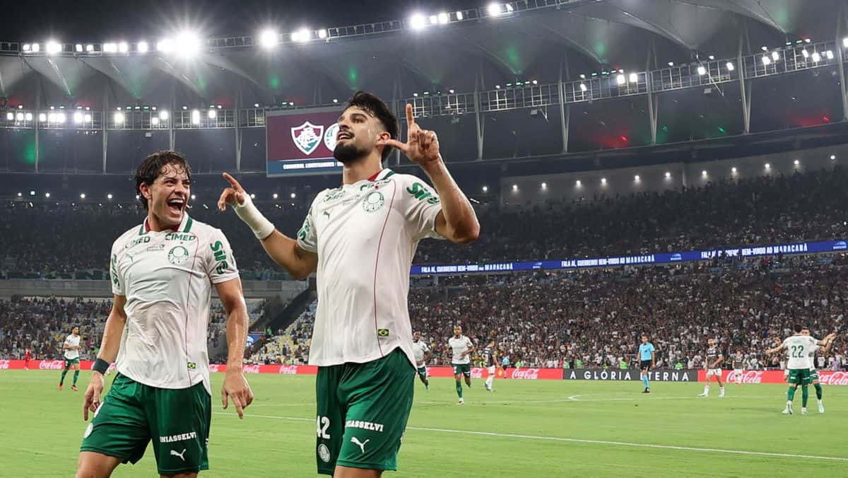 Flaco López, con la camiseta blanca del Palmeiras, señala al cielo para festejar su gol a Fluminense en el Maracaná mientras un compañero corre a abrazarlo (foto: Cesar Greco / Palmeiras)