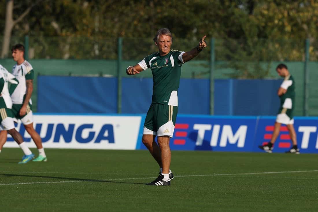 Roberto Mancini, entrenador de Italia, da indicaciones durante el entrenamiento en Casteldebole, en Bologna, en la previa del partido con Turquía (foto: prensa oficial de la FIGC)
