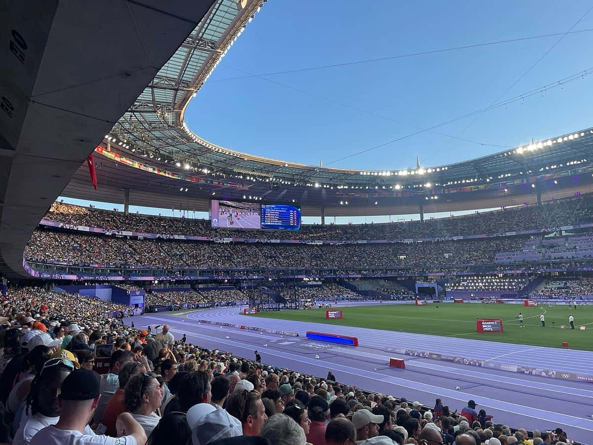 El Stade de France, en Saint-Denis, con las tribunas llenas. Foto de archivo de agosto de 2024 (Ilan Costica, Wikimedia Commons, dominio público CC0)