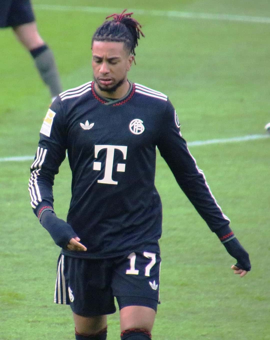 Michael Olise, con la camiseta negra número 17 del Bayern Múnich, camina por la cancha durante un amistoso ante el Salzburgo; foto de archivo de enero de 2026 (foto: Werner100359, Wikimedia Commons, licencia CC BY-SA 4.0)