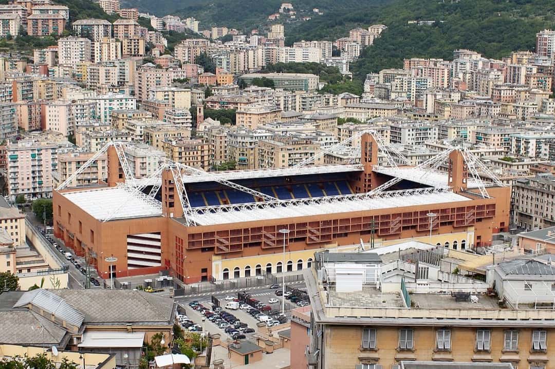 El estadio Luigi Ferraris, de ladrillo rojo, rodeado por los edificios del barrio de Marassi, en Génova; foto de archivo de mayo de 2016 (foto: Gabriel Rinaldi, Wikimedia Commons, licencia CC BY-SA 4.0)