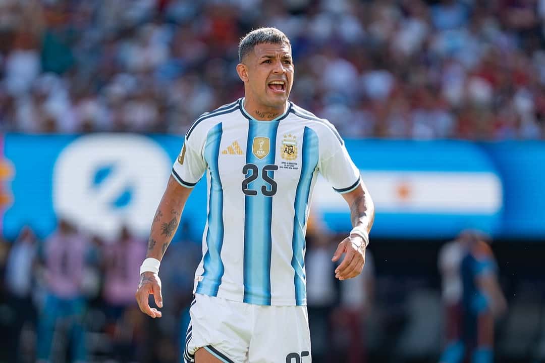 Facundo Medina, con la camiseta número 25 de la Selección argentina, durante un partido; foto de archivo de julio de 2026 (foto: Bryan Berlin, Wikimedia Commons, licencia CC BY-SA 4.0)
