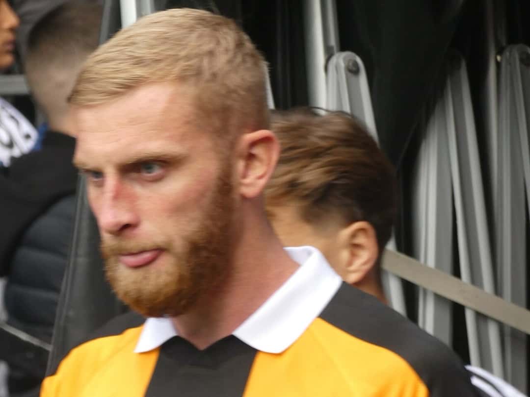 Oliver McBurnie, con la camiseta naranja y negra del Hull City, sale a la cancha antes de un partido; foto de archivo de octubre de 2026 (foto: Timmy96, Wikimedia Commons, dominio público, CC0)