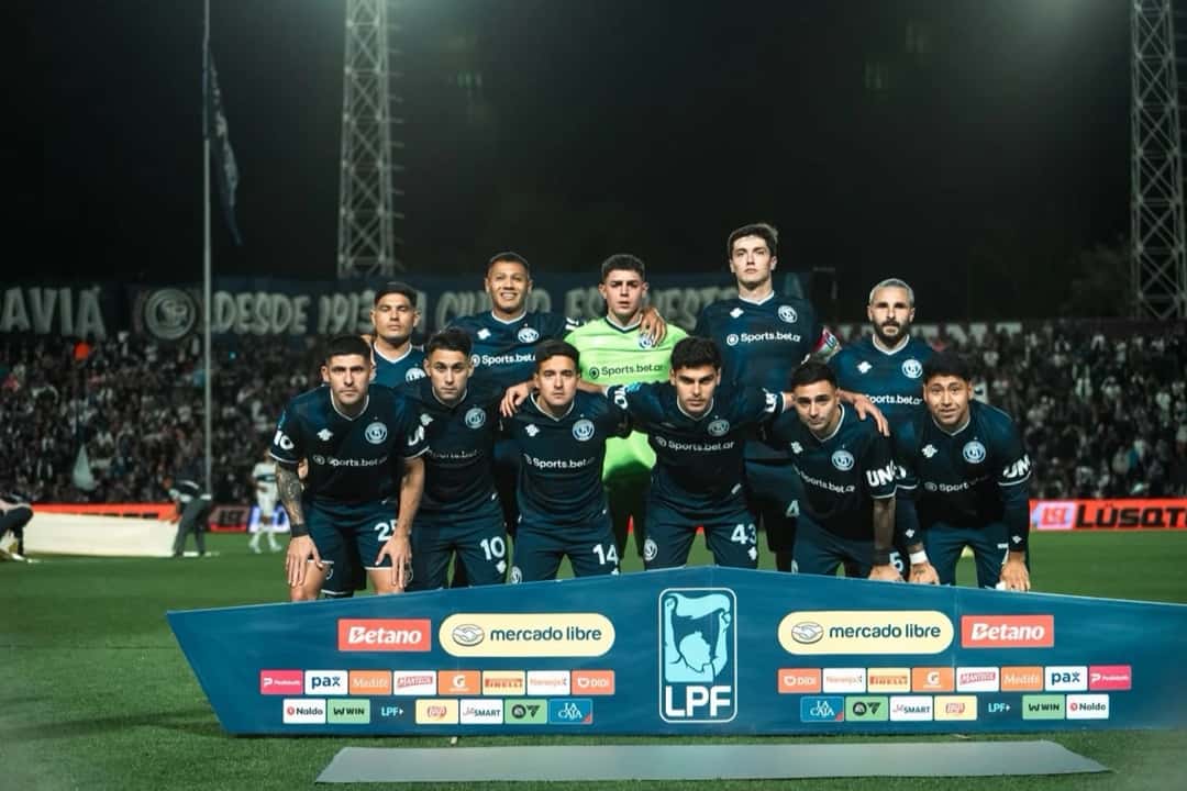 Formación de Independiente Rivadavia antes del empate 1-1 con Gimnasia en el estadio Bautista Gargantini (foto: prensa oficial de Independiente Rivadavia)