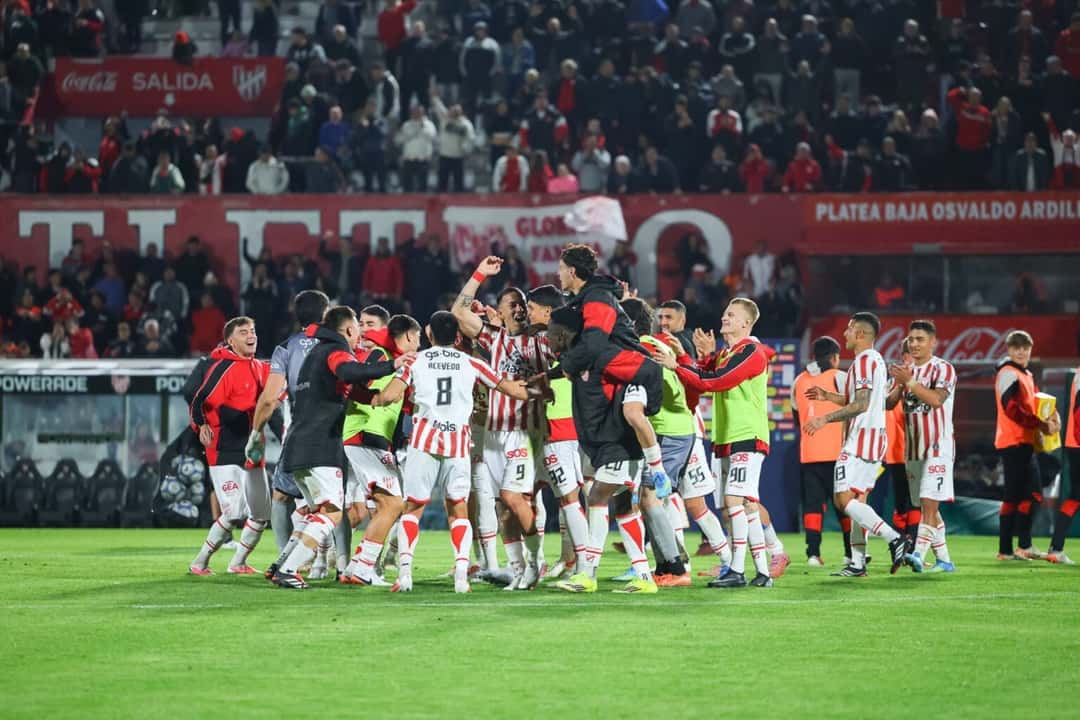 El plantel de Instituto festeja en ronda sobre el césped de Alta Córdoba tras un triunfo del Clausura 2026
