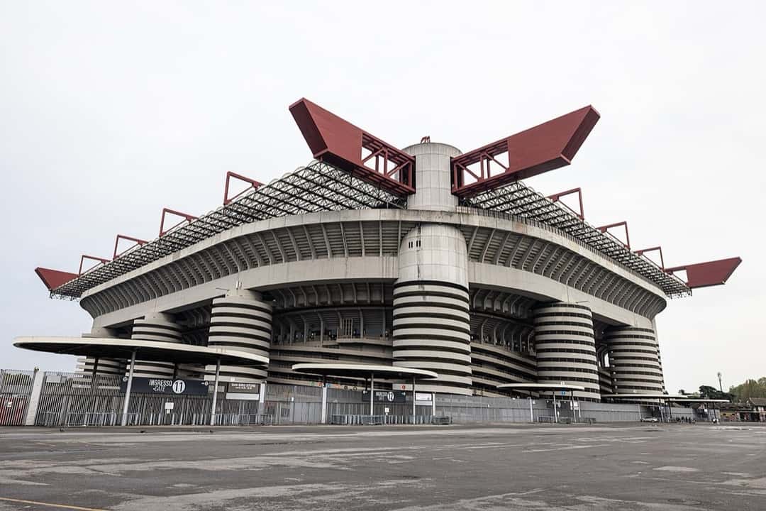 El exterior del estadio San Siro, en Milán, con sus torres cilíndricas y las vigas rojas del techo; foto de archivo de 2022 (foto: Arne Müseler, Wikimedia Commons, dominio público)