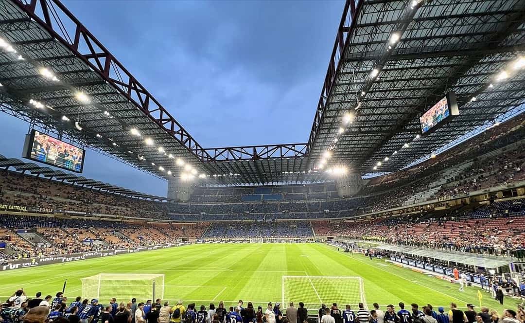 El interior de San Siro iluminado al atardecer, con las tribunas llenas y la cancha verde; foto de archivo de 2022 (foto: POAN68, Wikimedia Commons, licencia CC BY-SA 4.0)