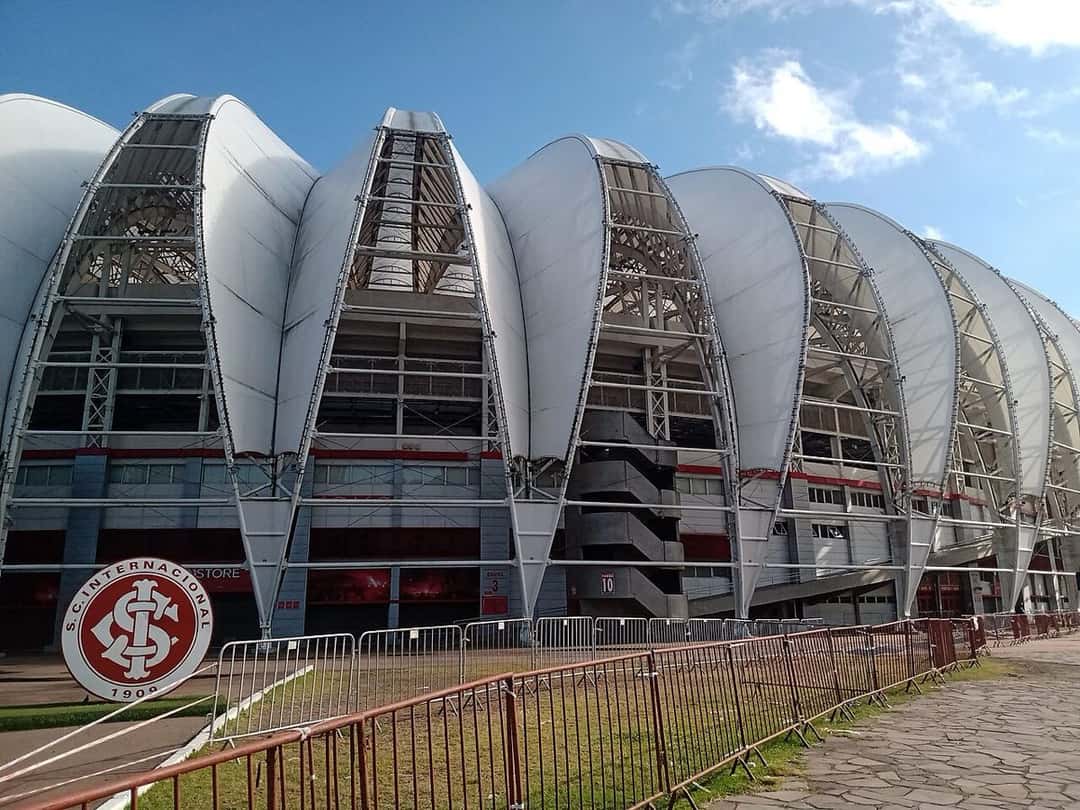 El estadio Beira-Rio visto de frente, con su estructura de lonas blancas y el escudo del Internacional delante, bajo el cielo azul; foto de archivo de 2021 (foto: Hedestad, Wikimedia Commons, licencia CC BY-SA 4.0)