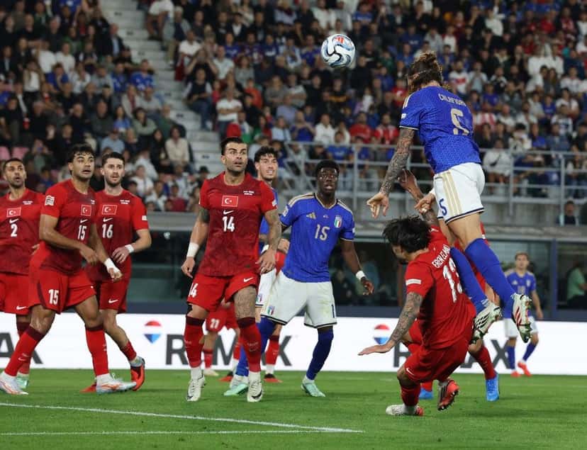 Riccardo Calafiori, con la camiseta 5 de Italia, cabecea en el área de Turquía en la jugada del 2-1 en el estadio Dall'Ara (foto: prensa oficial de la FIGC)