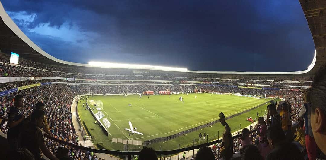 El estadio Corregidora, de Querétaro, de noche y con las tribunas llenas, en una vista panorámica desde la platea; foto de archivo de 2014 (foto: Kanagawa2, Wikimedia Commons, licencia CC BY-SA 4.0)