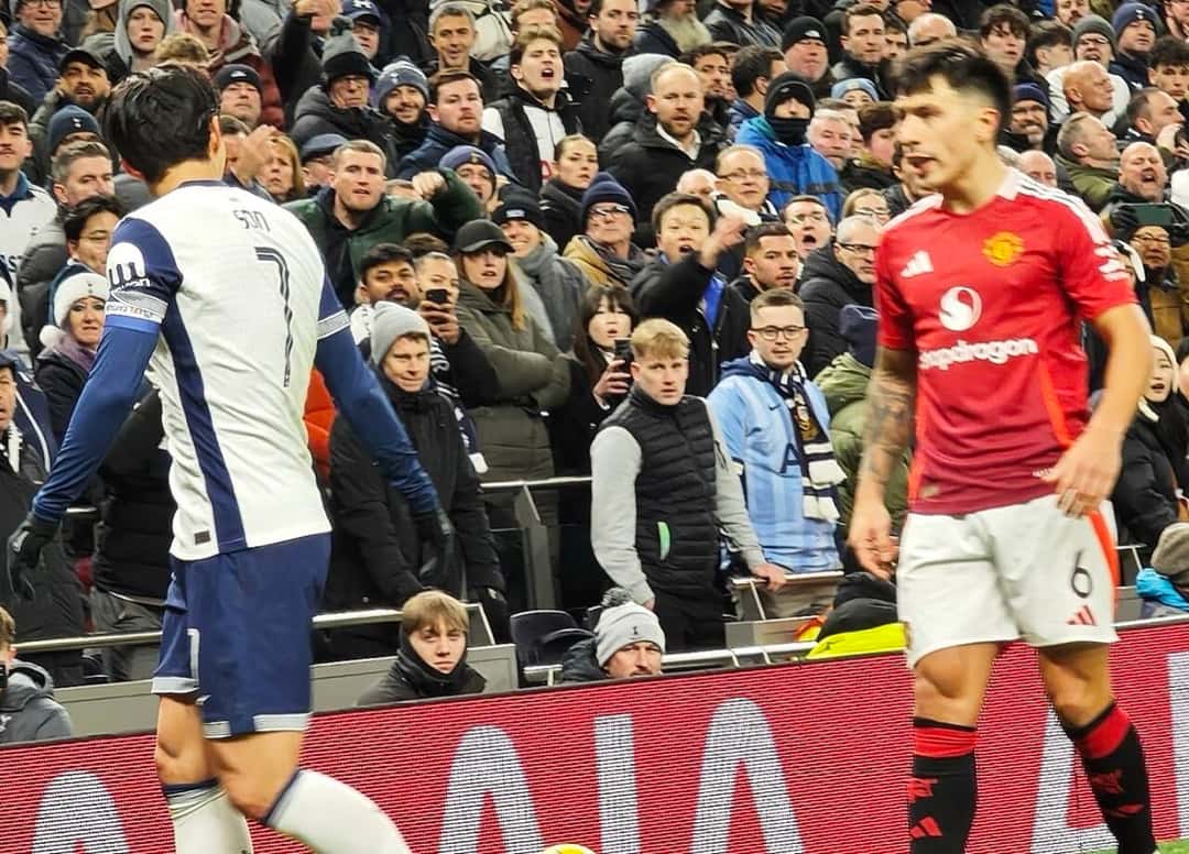 Lisandro Martínez, con la camiseta roja número 6 del Manchester United, durante un partido ante el Tottenham; foto de archivo de diciembre de 2024 (foto: Hainotdeptrai, Wikimedia Commons, dominio público, CC0)