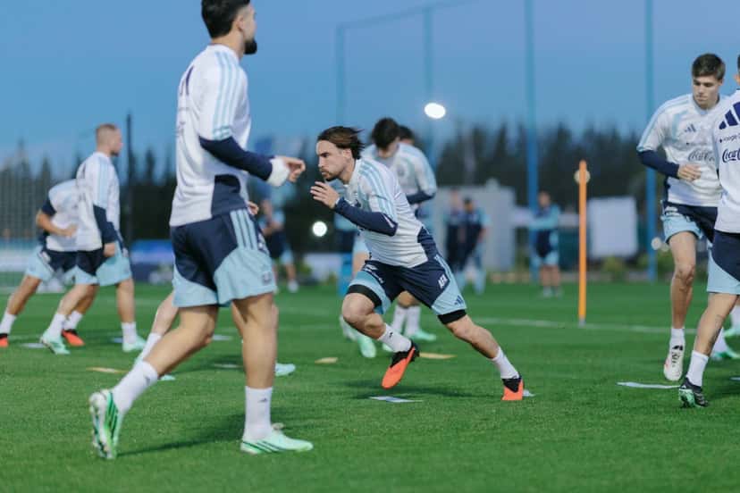 Un jugador de la Selección Argentina hace un ejercicio de movilidad entre sus compañeros en un entrenamiento en el predio de Ezeiza (foto oficial de la AFA)