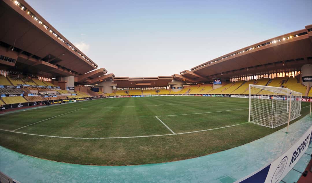 La cancha y las tribunas del estadio Louis II, en Mónaco, vistas desde el costado de uno de los arcos; foto de archivo (foto: Валерий Дед, Wikimedia Commons, licencia CC BY 3.0)