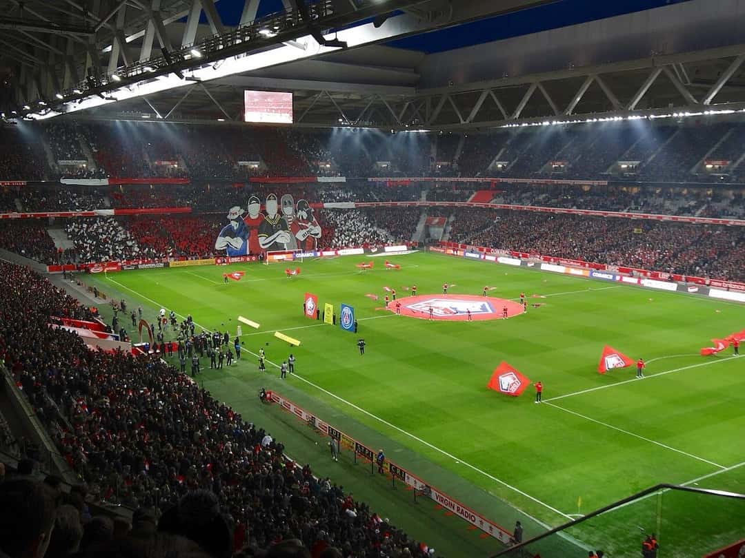 El estadio Pierre-Mauroy, la cancha del Lille, con las tribunas llenas antes de un partido de la Ligue 1; foto de archivo de abril de 2019 (foto: Liondartois, Wikimedia Commons, licencia CC BY-SA 4.0)