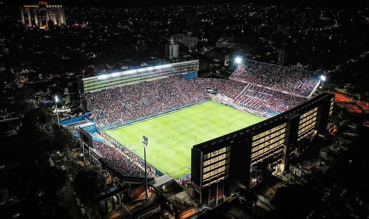 Vista aérea nocturna del Gran Parque Central, el estadio de Nacional, iluminado y con las tribunas llenas, en el barrio de La Blanqueada, en Montevideo; foto de archivo (foto: YonytecuentoCNF, Wikimedia Commons, licencia CC BY-SA 4.0)