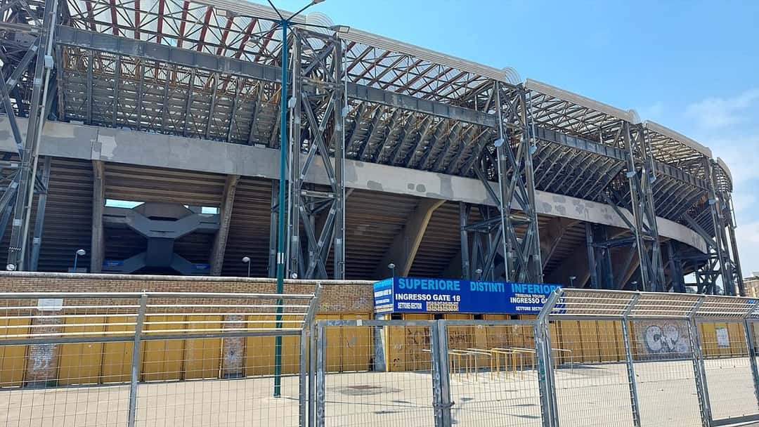 El estadio Diego Armando Maradona de Nápoles, con la estructura de hierro de sus tribunas y los accesos al sector Distinti; foto de archivo de julio de 2022 (foto: Joris, Wikimedia Commons, licencia CC BY-SA 4.0)